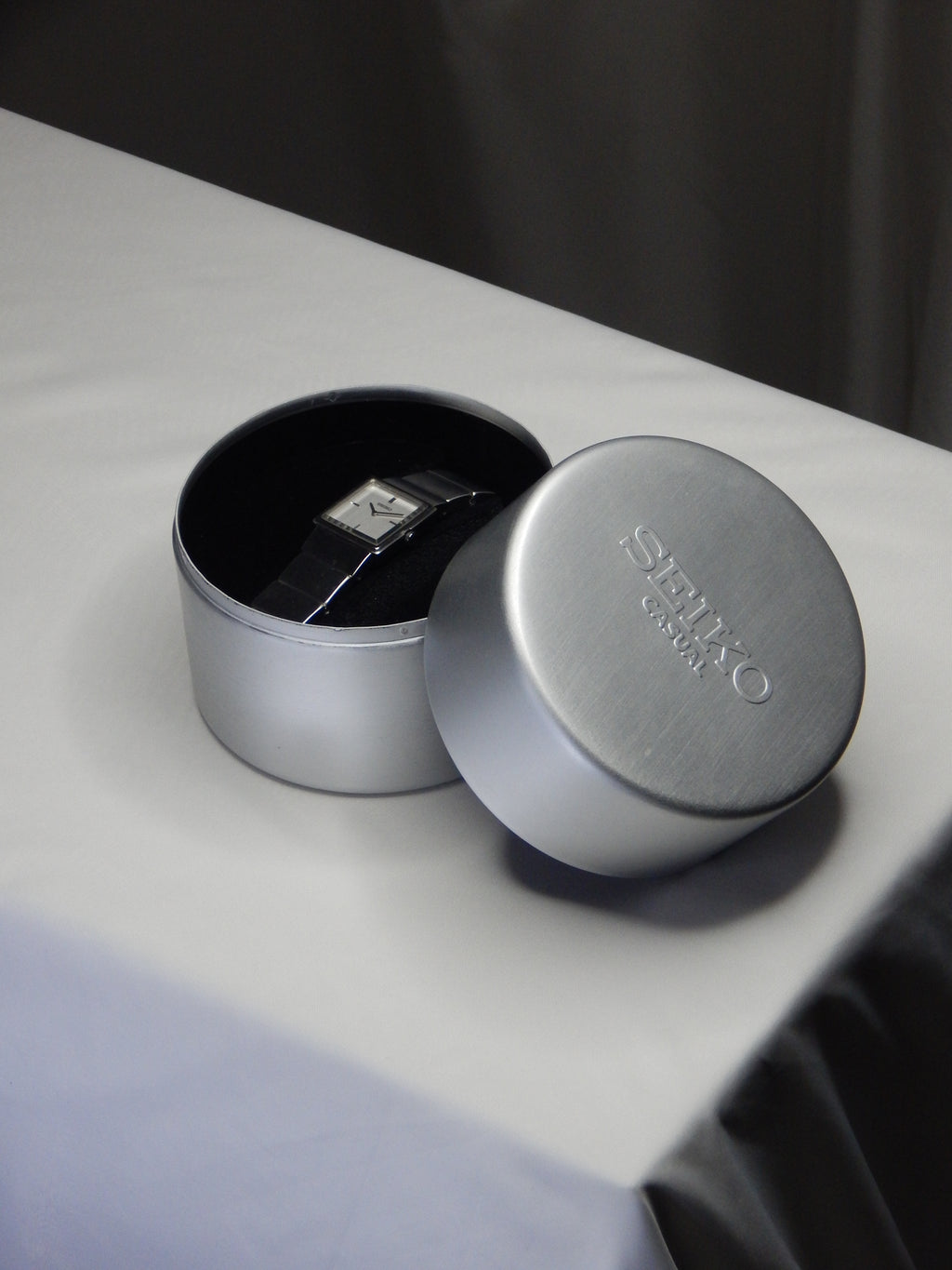 Hodinky Seiko „The Cube“ vyrobené v máji 2000