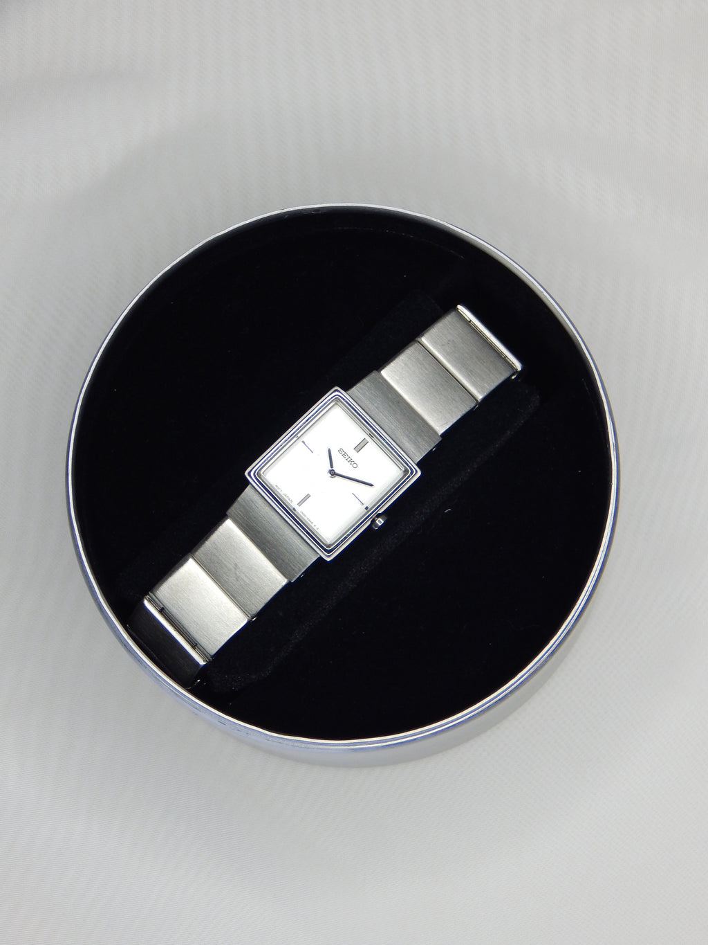 Hodinky Seiko „The Cube“ vyrobené v máji 2000