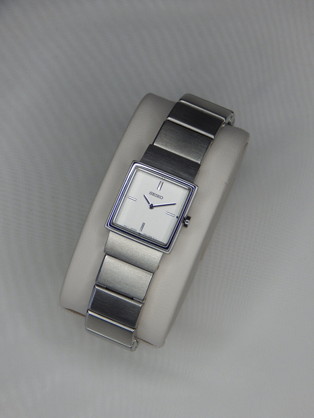 Hodinky Seiko „The Cube“ vyrobené v máji 2000