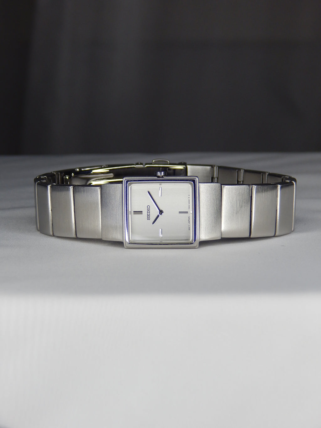 Hodinky Seiko „The Cube“ vyrobené v máji 2000