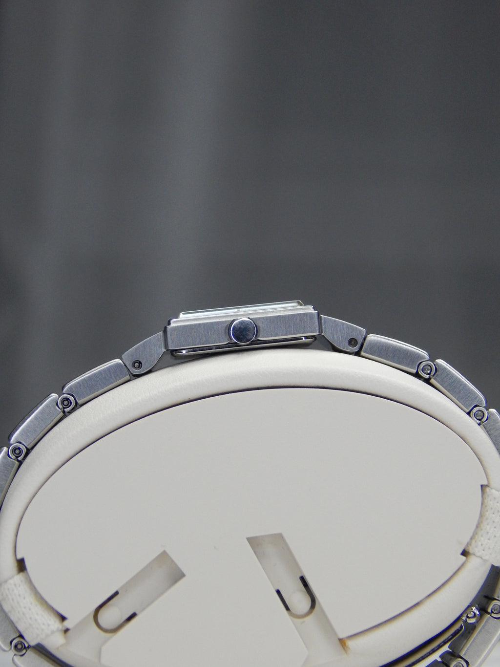 Hodinky Seiko „The Cube“ vyrobené v máji 2000