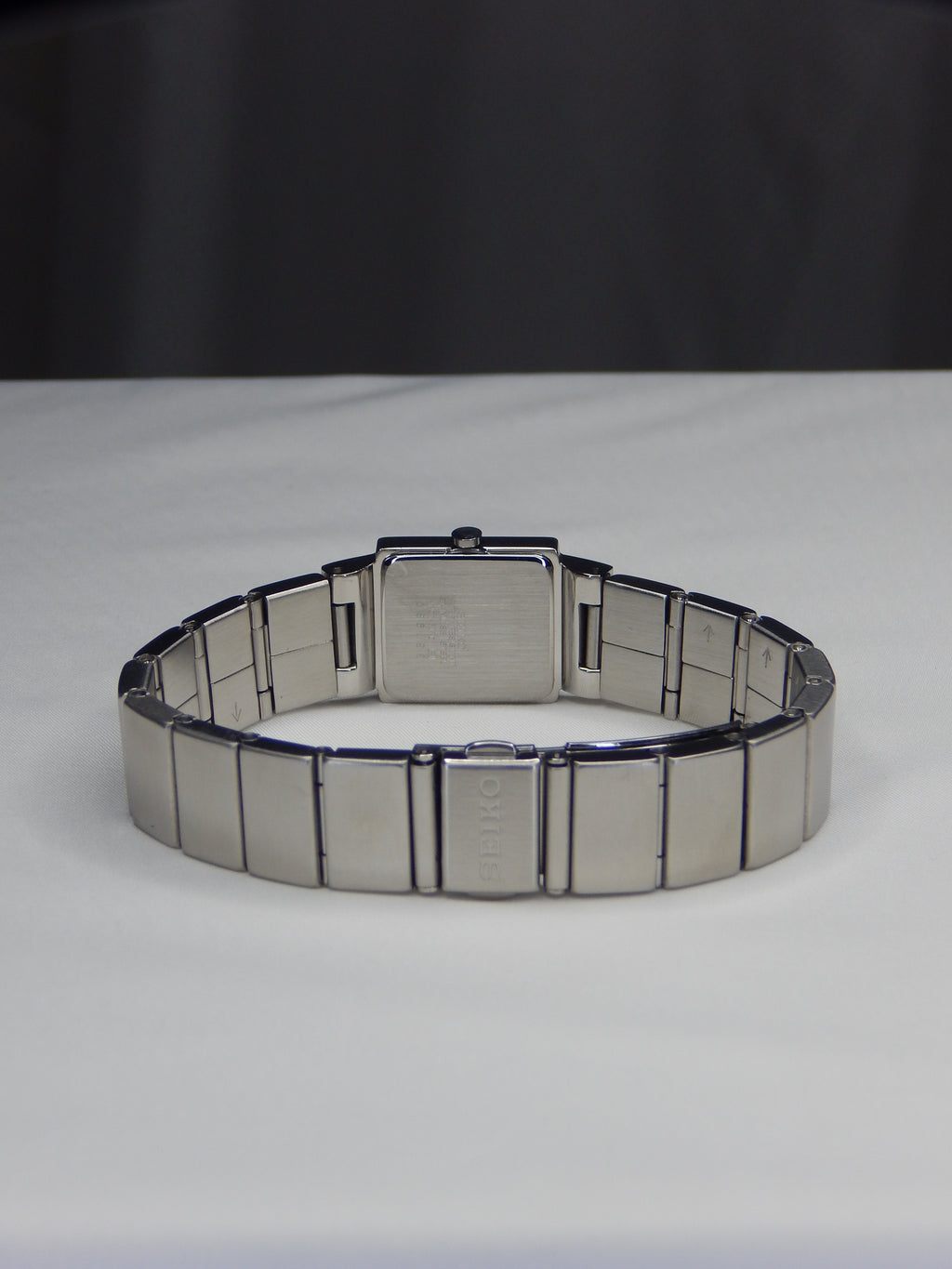 Hodinky Seiko „The Cube“ vyrobené v máji 2000