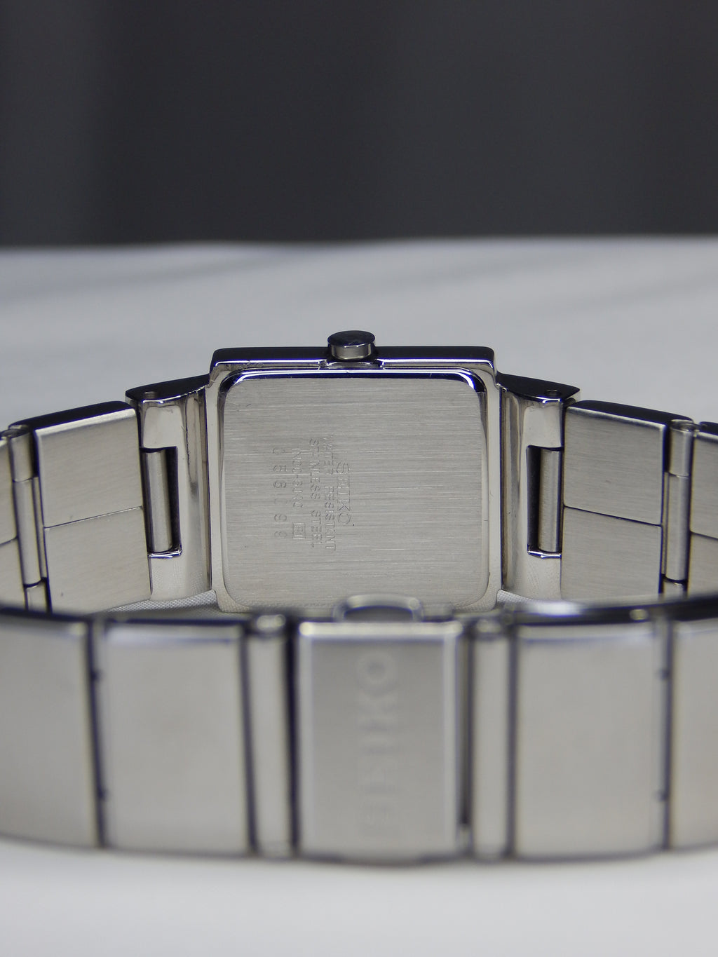 Hodinky Seiko „The Cube“ vyrobené v máji 2000