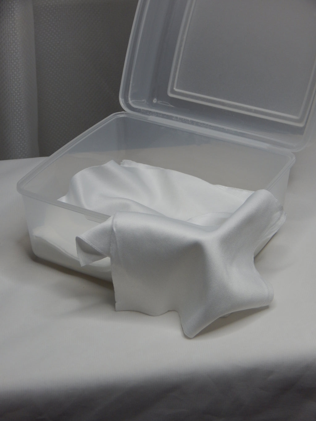 Balenie jednorazových mikrovláknových utierok, rozmer 10 cm x 10 cm, 100 kusov