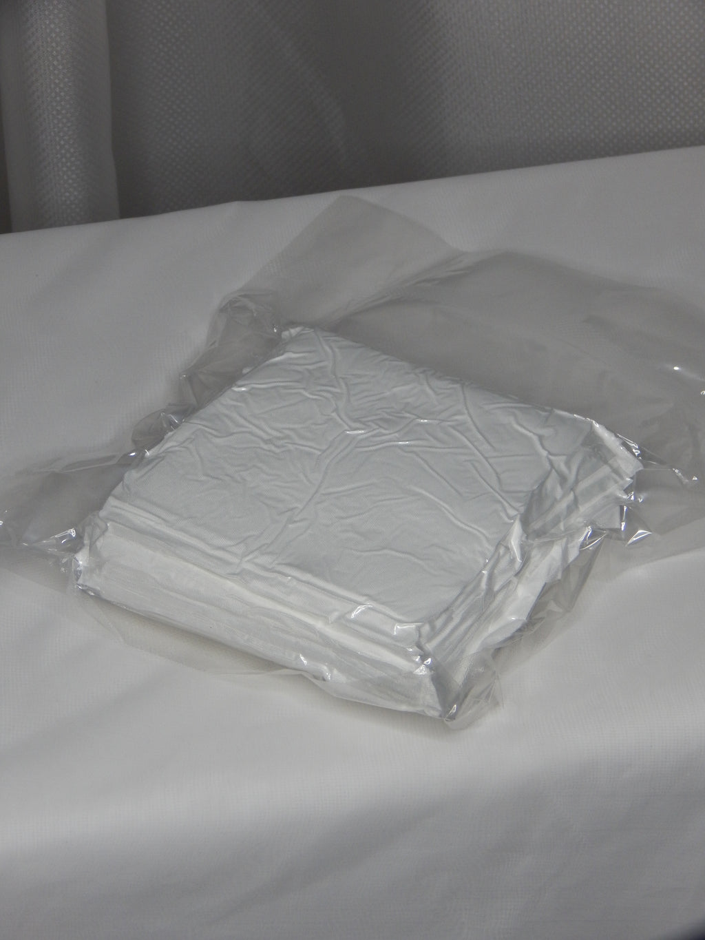 Balenie jednorazových mikrovláknových utierok, rozmer 10 cm x 10 cm, 100 kusov