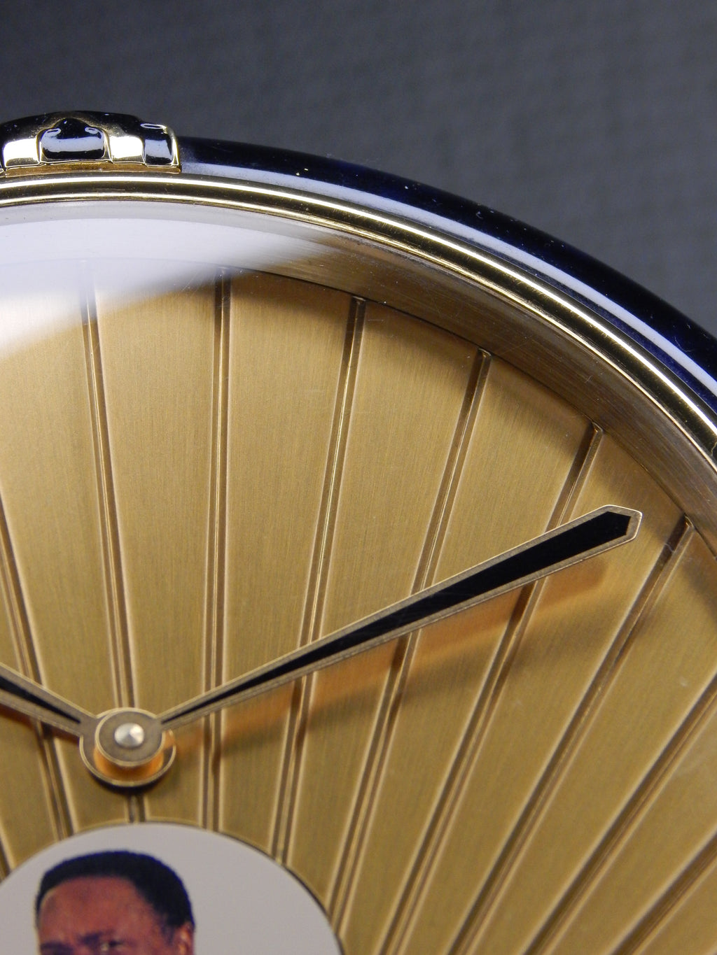 Stolové hodiny Cartier Lapis Lazuli s portrétom Omara Bonga